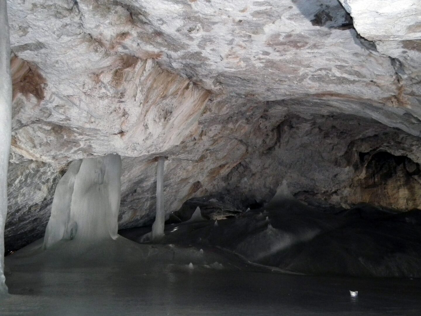 Ľadové stĺpy a stalagmity na ľadovej podlahe