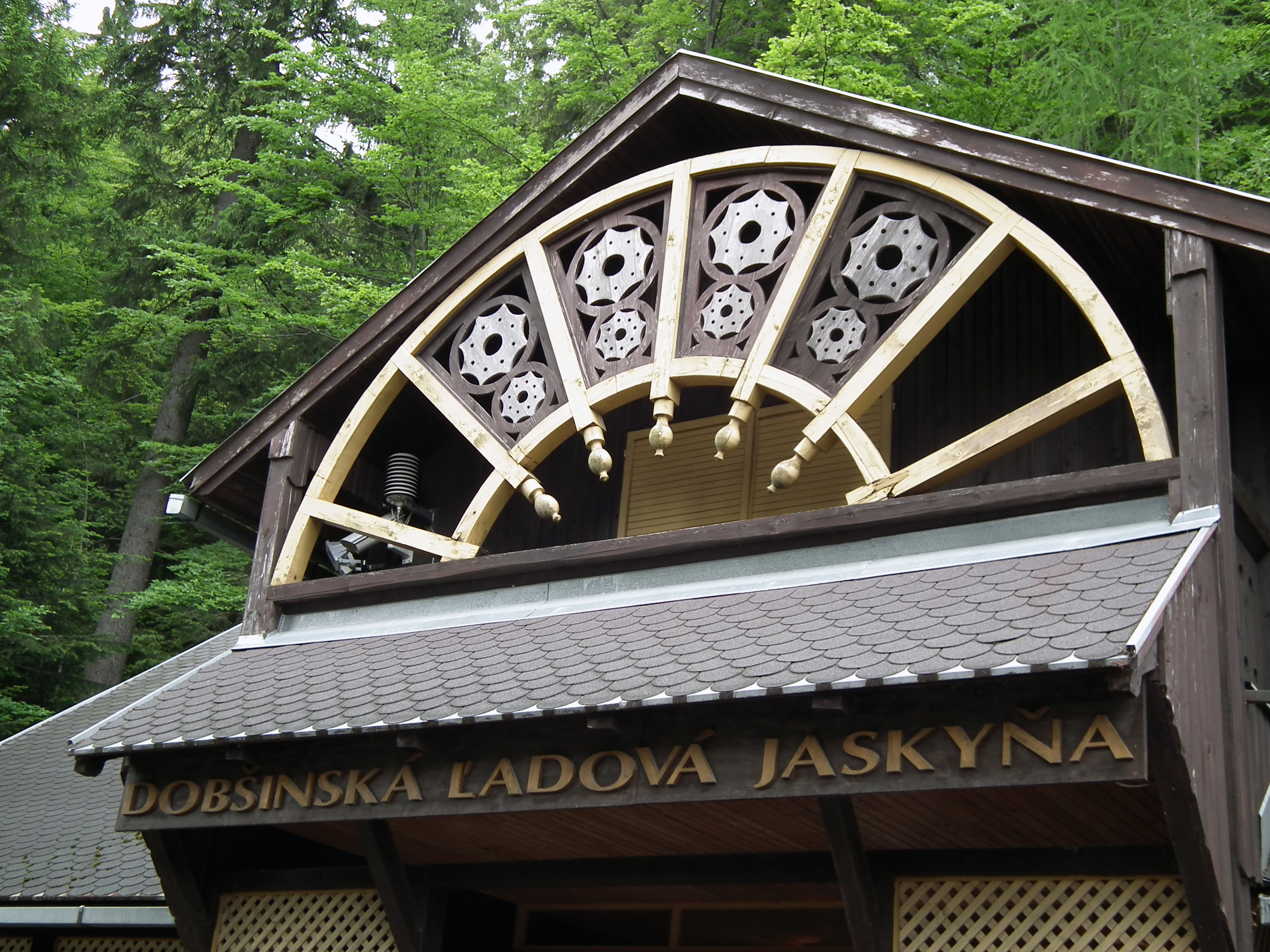 Ľadové stĺpy v jaskyni